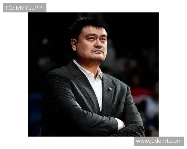 姚明运球撞人瞬间引发热议球场上的意外与运动员的责任探讨