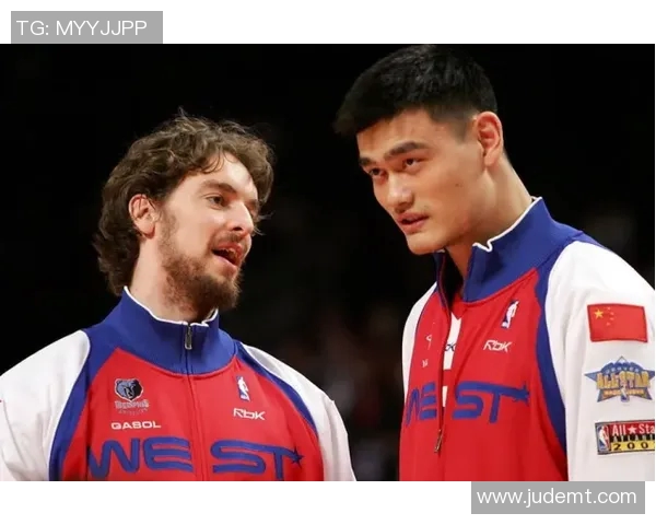 加索尔与姚明亲密合影展现篮球友谊与国际交流之美 加索尔与姚明亲密合影展现篮球友谊与国际交流之美