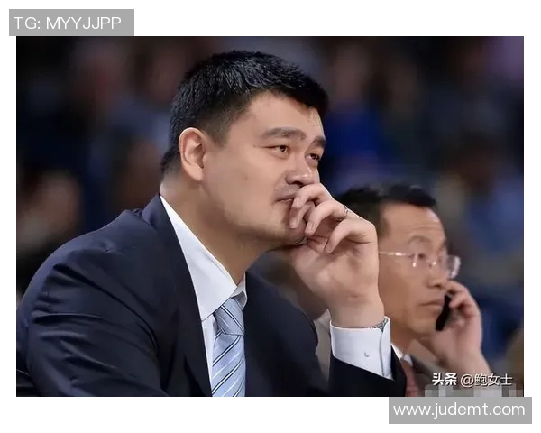 拉莫斯与姚明的跨界对决：足球与篮球巨星的精彩碰撞与友谊之旅