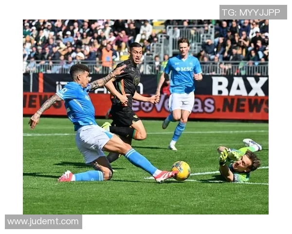 足球明星在各项数据中表现最差的那些令人意外的球员分析与解读 足球明星在各项数据中表现最差的那些令人意外的球员分析与解读