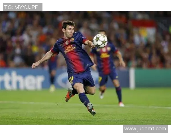 高清足球明星原画图片欣赏展现球场魅力与运动精神