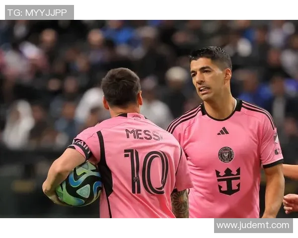 十二位足球明星的拼图之旅揭示他们背后的故事与荣耀