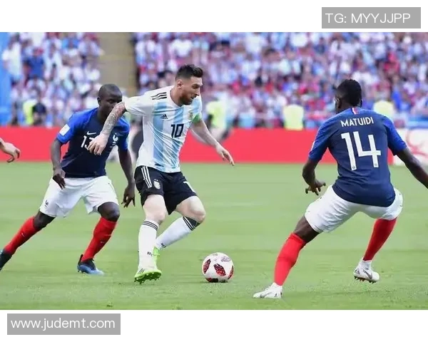 足球明星意外砸坏物品瞬间曝光引发热议网友纷纷评论反应各异