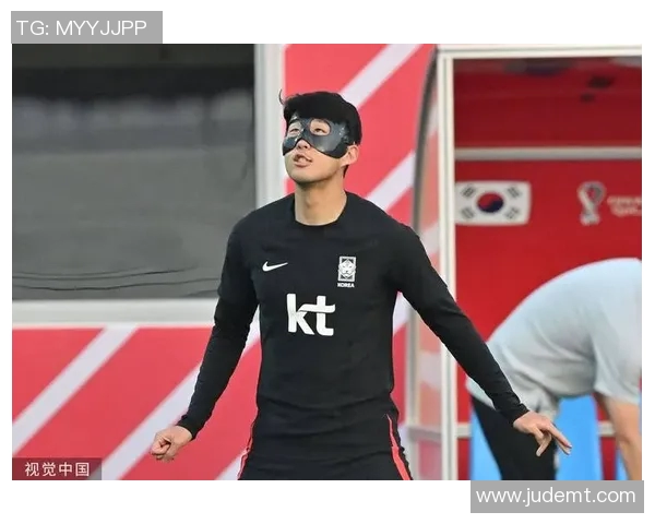 韩国足球明星戴面具重返赛场展现不屈精神与拼搏决心