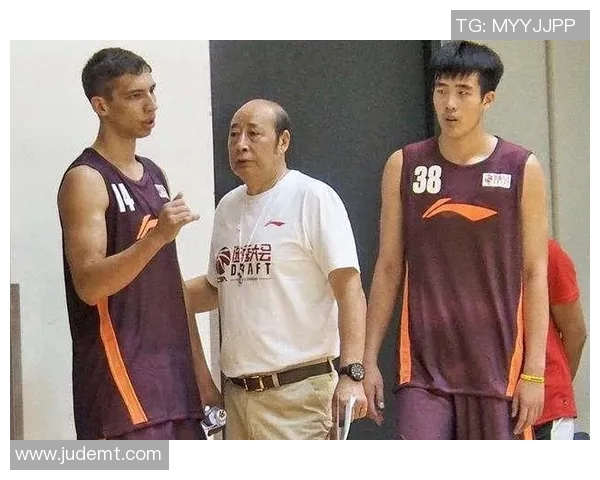 篮球明星专访揭秘他们的成长历程与赛场背后的故事