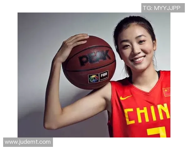 黑短裤篮球女明星展现运动魅力与时尚风采的完美结合 黑短裤篮球女明星展现运动魅力与时尚风采的完美结合